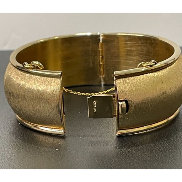 Vintage Textured Golden Bangle Hinged Bracelet Signed Napier - Picture 9 of 10